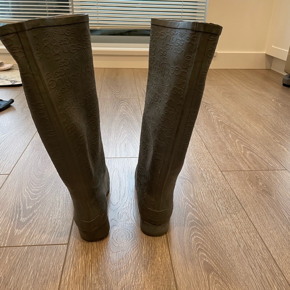 Size 8 Ugg rubber rain boots - Picture 7 of 9